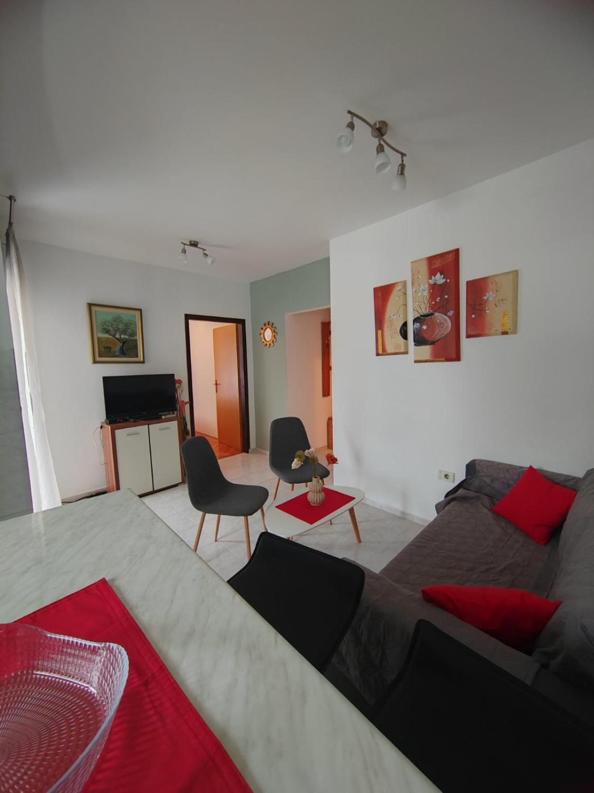 Apartment Vilma Ровин Екстериор снимка